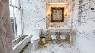 Ο Τραμπ καμαρώνει το καινούργιο μπάνιο του στο Λευκό Οίκο: «Πολυτελές, μαρμάρινο»