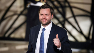 ΗΠΑ: Ο αντιπρόεδρος Τζέι Ντι Βανς τρολάρει τον εαυτό του με το κοστούμι του για το Halloween