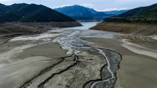 Μόρνος: Αποκαλυπτικές εικόνες από drone δείχνουν τη λίμνη να στερεύει - Σε χαμηλό 15ετίας