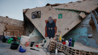 Τα ερείπια ενός βομβαρδισμένου σπιτιού στη Συρία «μεταμορφώνονται» σε καμβά