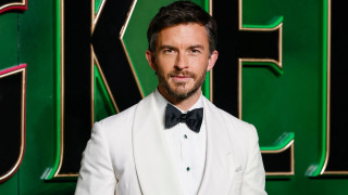 O Τζόναθαν Μπέιλι ο πιο σέξι άνδρας για το 2025 - Ποιοι διάσημοι έχουν λάβει τον τίτλο