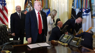 Ξαφνική αδιαθεσία στον Λευκό Οίκο: Κατέρρευσε μπροστά στον Τραμπ σε live συνέντευξη