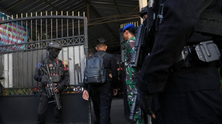 Επίθεση σε τζαμί στην Ινδονησία: O 17χρονος δράστης υποβάλλεται σε χειρουργική επέμβαση