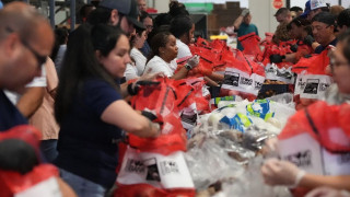 Ουρές για δωρεάν τρόφιμα στην Καλιφόρνια εν μέσω δημοσιονομικής παράλυσης στις ΗΠΑ
