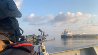 Σομαλία: Δύναμη της ΕΕ εγγυάται την ασφάλεια ελληνόκτητου δεξαμενόπλοιου μετά την επίθεση πειρατών