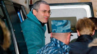 «Αναπόφευκτος ο Β' Ψυχρός Πόλεμος» - Προειδοποίηση Χοντορκόφσκι στην Ευρώπη και «καρφιά» σε Πούτιν