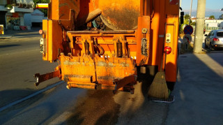 Στο ΚΑΤ υπάλληλος απορριμματοφόρου μετά από επίθεση με πέτρα στις Αχαρνές