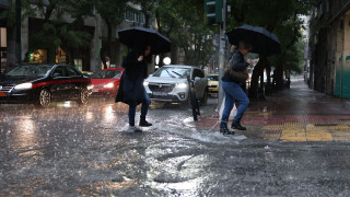 «Σύμπλεγμα καταιγίδων» χτυπά την Αττική και τις επόμενες ώρες - Κυκλοφοριακό χάος στους δρόμους