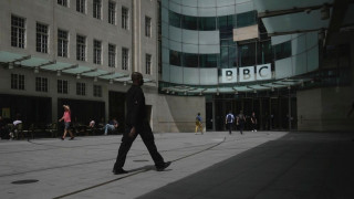 Ο απερχόμενος διευθυντής του BBC εξαίρει το δίκτυο για τη δημοσιογραφία του παρά το «σκάνδαλο» Τραμπ