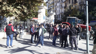 Στους δρόμους οι αγρότες της Θεσσαλονίκης - Παραμένουν έξω από το ΥΜΑΘ