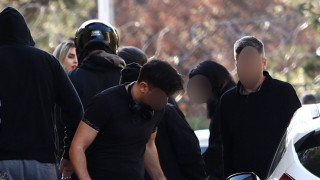 Απολογείται η 52χρονη αρχηγός του κυκλώματος ναρκωτικών - Τρεις ρασοφόροι στους συλληφθέντες