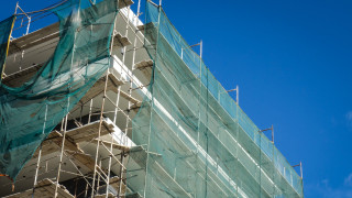 Στο νοσοκομείο 20χρονος που έπεσε από τον 3ο όροφο οικοδομής στο Κορδελιό