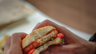 Διασωληνωμένος στη ΜΕΘ 22χρονος μετά από στοίχημα - Κατάπιε αμάσητο μπέργκερ