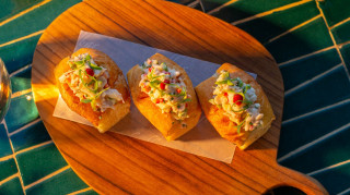 Λαχταριστά hot dogs, lobster rolls, αυγά και pastry trolleys στα πιο viral brunch της πόλης