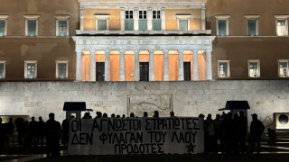 Πανό στον Άγνωστο Στρατιώτη άνοιξαν μέλη του «Ρουβίκωνα» - 23 προσαγωγές