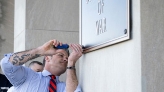 Και επίσημα ιδρύθηκε το «υπουργείο Πολέμου» στις ΗΠΑ - Ο Χέγκσεθ βίδωσε την πινακίδα