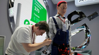 Ρωσικό ανθρωποειδές ρομπότ κατέρρευσε στην πρεμιέρα του στη Μόσχα - Βίντεο κατέγραψε την πτώση