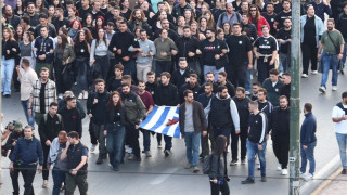 Πολυτεχνείο: Η στιγμή που η αιματοβαμμένη σημαία φτάνει στην Αμερικανική Πρεσβεία