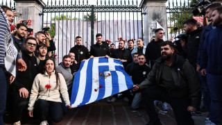 Στην κορυφή της πορείας η αιματοβαμμένη σημαία-σύμβολο του Πολυτεχνείου