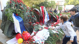 Πολυτεχνείο: Στεφάνια, μηνύματα και συγκίνηση στις εκδηλώσεις για την 52η επέτειο