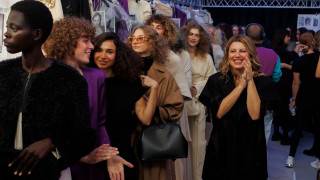 Ιωάννα Κουρμπέλα: «Τα ρούχα που κάνω τα οραματίζομαι σε όλα τα σώματα»