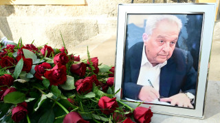 Σε κλίμα συγκίνησης η κηδεία του Αλέκου Φλαμπουράρη - Ποιοι λένε το «τελευταίο αντίο»