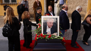 Θλίψη και συγκίνηση στην κηδεία του Αλέκου Φλαμπουράρη - Ποιοι έδωσαν το «παρών»