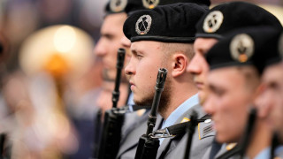 «Καπνίστε μαριχουάνα πριν τη θητεία για να την αποφύγετε»: Η συμβουλή του Die Linke στη Γερμανία