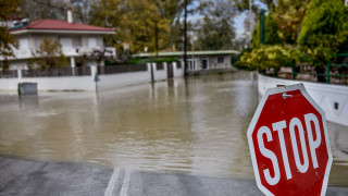 Χάος στην Πρέβεζα από την κακοκαιρία: Πλημμύρισαν δρόμοι, υπερχείλισαν φρεάτια, σε απόγνωση κάτοικοι