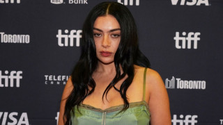 Κυκλοφόρησε το πρώτο τρέιλερ της ταινίας «The Moment» με την Charli xcx