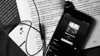 Όταν διαβάζεις ακούγοντας: Είναι τα audiobooks ανάγνωσμα;