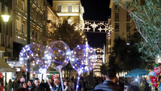 Χριστούγεννα 2025: Τι δείχνει έρευνα της ΕΥ για τις αγορές των Ελλήνων