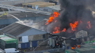 Μεγάλη φωτιά σε αποθήκη στο Λονδίνο – Φόβοι για εκρήξεις λόγω πυροτεχνημάτων