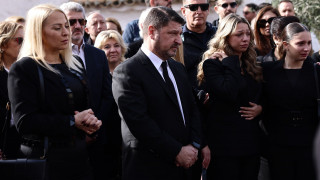 Το τελευταίο «αντίο» στον πατέρα του Νίκου Χαρδαλιά - Συγγενείς, φίλοι, υπουργοί στην κηδεία