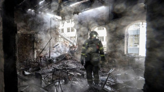 Στις φλόγες πολυκατοικίες στη Ζαπορίζια μετά από μπαράζ ρωσικών χτυπημάτων με drones - Δείτε βίντεο