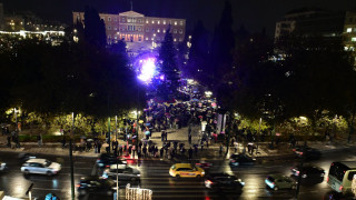 Υπό βροχή η φωταγώγηση του χριστουγεννιάτικου δέντρου στο Σύνταγμα