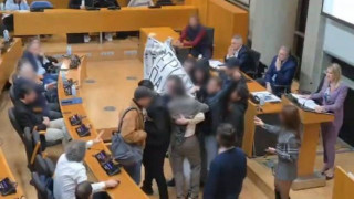 Μέλη του Ρουβίκωνα εισέβαλαν στο δημαρχείο Θεσσαλονίκης