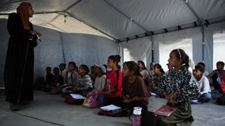 Γάζα: Τα παιδιά στον παλαιστινιακό θύλακα επιστρέφουν σε αυτοσχέδιες σχολικές αίθουσες