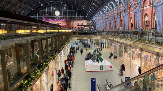 Λονδίνο: Tο χριστουγεννιάτικο δέντρο του σταθμού St. Pancras φωτίζει τα όνειρα μικρών ασθενών