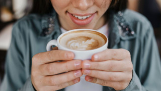 Έως και τέσσερις καφέδες την ημέρα μπορούν να επιβραδύνουν τη βιολογική γήρανση, αποκαλύπτει μελέτη