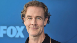 Ο Τζέιμς Βαν Ντερ Μπικ φορά ξανά με τη φανέλα του «Varsity Blues» για τον αγώνα κατά του καρκίνου