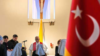 Ο Πάπας Λέοντας επισκέφθηκε τον Καθολικό Καθεδρικό Ναό Αγίου Πνεύματος στην Κωνσταντινούπολη