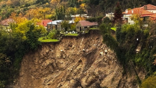 Κακοκαιρία ADEL: Μεγάλες κατολισθήσεις στα Τζουμέρκα - Σπίτια «κρέμονται» στο γκρεμό