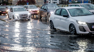 Κακοκαιρία Byron: Διακοπή κυκλοφορίας στο ρέμα της Αγίας Αικατερίνης στη Μάνδρα