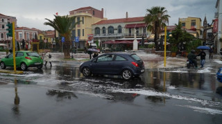 Μυτιλήνη: Πλημμυρισμένα καταστήματα και προβλήματα στο οδικό δίκτυο από την έντονη χαλαζόπτωση
