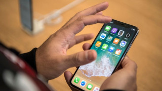 Τι συμβαίνει στον εγκέφαλό μας όταν κοιτάζουμε συνεχώς το κινητό μας τηλέφωνο