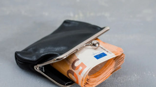 Πότε πληρώνονται επιδόματα, παροχές και δώρα Χριστουγέννων από την ΔΥΠΑ