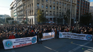 Σε εξέλιξη η πανελλαδική κινητοποίηση των στρατιωτικών στα Προπύλαια
