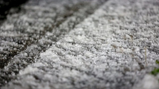 Κακοκαιρία Adel: «Έστρωσε» χαλάζι στην Ικαρία - Διακόπηκε η κυκλοφορία σε επαρχιακό δρόμο