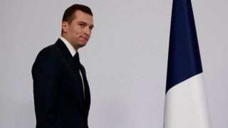 Γαλλία: Ηλικιωμένος πέταξε αβγό στον Ζορντάν Μπαρντελά στην παρουσίαση βιβλίου του